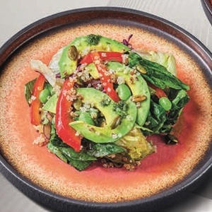 САЛАТ С КРЕВЕТКАМИ И ЗАПРАВКОЙ ВАСАБИ ВИНЕГРЕТ 