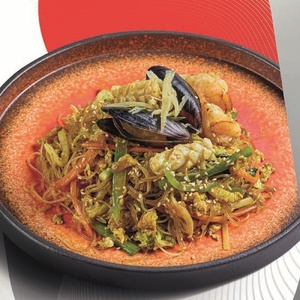 ХАРУСАМЕ С СОУСОМ КАРРИ И МОРЕПРОДУКТАМИ