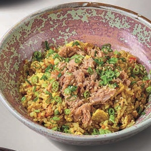 ЖАРЕНЫЙ РИС КАРРИ С ТУНЦОМ КОНФИ