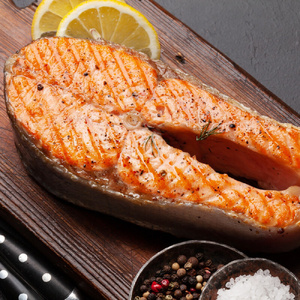 Стейк Лосось с икорным соусом