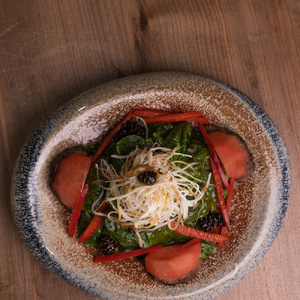 Салат с медальончиками и вареньем из еловых шишек