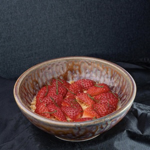 Карамельный пудинг с клубникой