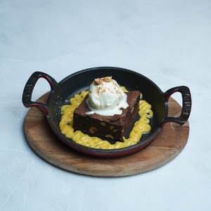 Брауни с фундуком и мороженным