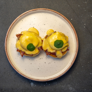  EGG BENEDICT WITH BEEF BACON
