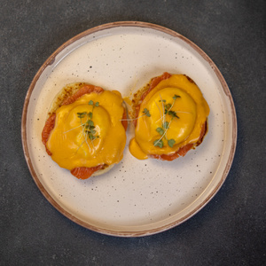 EGG BENEDICT WITH SALMON