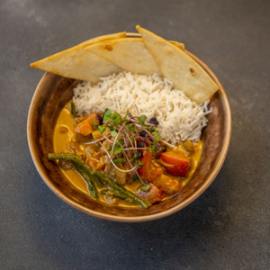  CHICKEN IN COCONUT MILK AND YELLOW CURRY