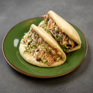 STEAMED BUNS WITH CRISPY DUCK