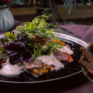 Салат из говяжьей вырезки с печеным перцем