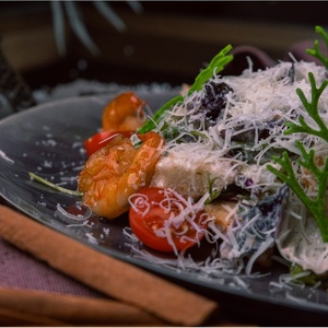 Салат Цезарь с тигровыми креветками