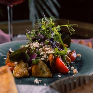 Салат из баклажанов с томатами и устричным соусом