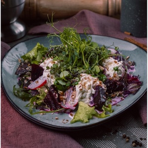 Свекольный салат с сыром страчателла