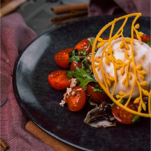 Салат буррата с помидорами и базиликом