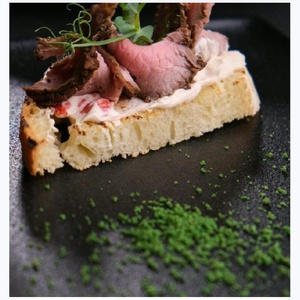 Брускетта с ростбифом