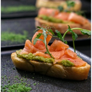  Брускетта с золотой форелью