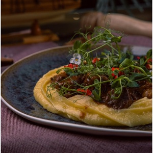 Томлёная говядина с картофельным пюре