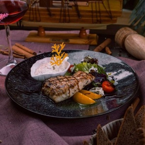 Филе судака с соусом тартар.