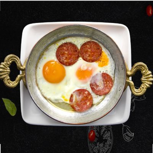 Яйцо с колбасой