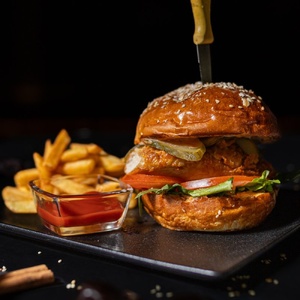 Чикен чизбургер с картофелем фри