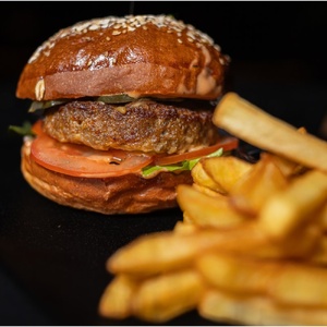 Биф чизбургер с картофелем фри