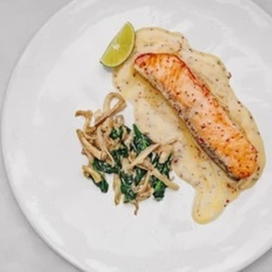 Стейк из лосося в сливочном соусе со шпинатом