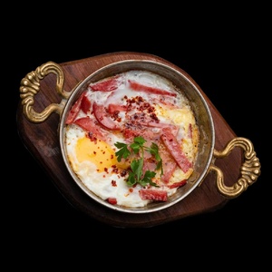 Куриные яйца с тушёным мясом