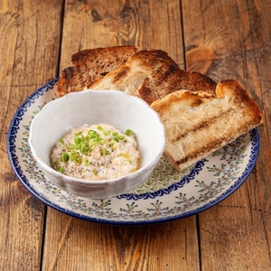 Pike caviar with crispy toasts