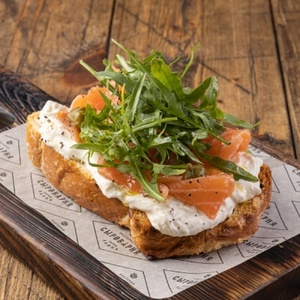  Bruschetta with Stracciatella and lightly salted salmon