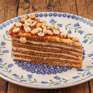  Honey cake with salted caramel and hazelnuts