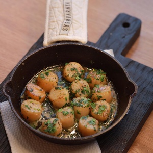  Scallops with garlic and parsley