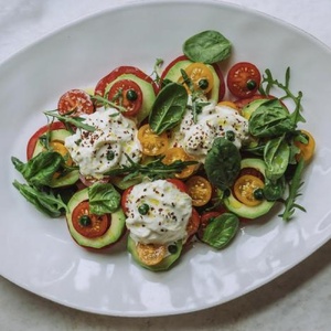 Салат со Страчателлой, томатами, авокадо и муссом из шпината