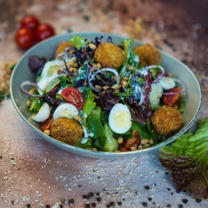 САЛАТ С ХРУСТЯЩИМ ЦЫПЛЕНКОМ