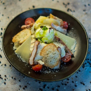 ЦЕЗАРЬ С КУРИЦЕЙ