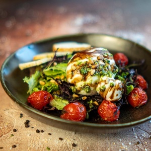 САЛАТ С ТОМАТАМИ ЧЕРРИ И СЫРОМ БУРРАТА