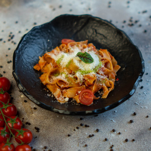 ФЕТУЧИНИ С ФОРЕЛЬЮ В ТОМАТНОМ СОУСЕ