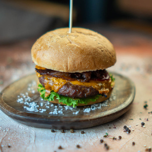 БУРГЕР С ГОВЯЖЬИМ БЕКОНОМ