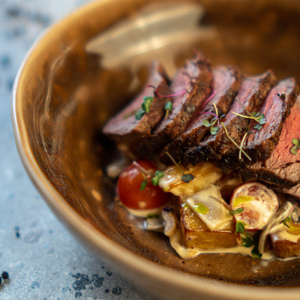 ВЫРЕЗКА С КАРТОФЕЛЕМ И ГРИБАМИ