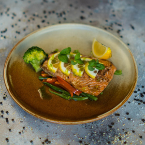 ФОРЕЛЬ НА МАНГАЛЕ С МОЛОДЫМ ЗЕЛЕНЫМ ГОРОШКОМ