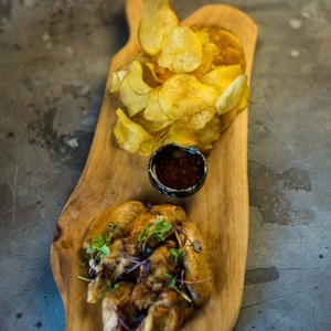 КРЫЛЫШКИ В КИСЛО-СЛАДКОМ СОУСЕ С ДОМАШНИМИ ЧИПСАМИ