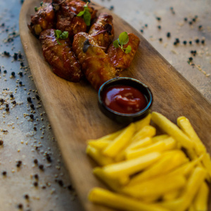 КРЫЛЫШКИ ОСТРЫЕ С КАРТОФЕЛЕМ ФРИ