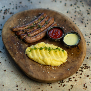 БАВАРСКИЕ КОЛБАСКИ С КАРТОФЕЛЬНЫМ ПЮРЕ