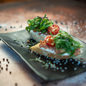 БРУСКЕТТА С ФОРЕЛЬЮ И СЛИВОЧНЫМ СЫРОМ