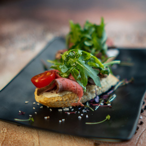 БРУСКЕТТА С РОСТБИФОМ И ТОМАТАМИ ЧЕРРИ