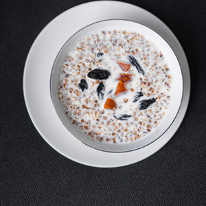 Buckwheat porridge with alternative milk