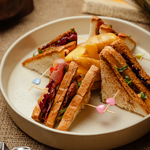 Клаб сэндвич с цыпленкои и картошкой фри