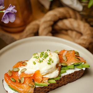 Тост с яйцом пашот, авокадо с лососем под соусом