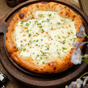 Фокаччо/ Сыр сулугуни /лук зеленый