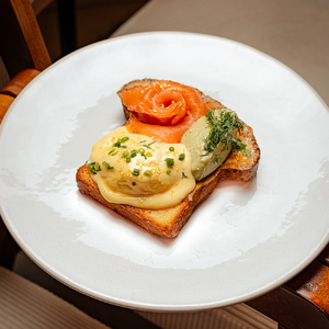 Бриошь с гуакамоле яйцом пашот и лососем