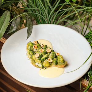  Дорадо на гриле с брокколи и соусом бормотне