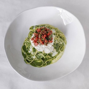 Спагетти с буратой и томатной сальсой