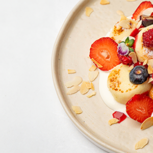 Мини сырники с ягодами и малиновым конфи